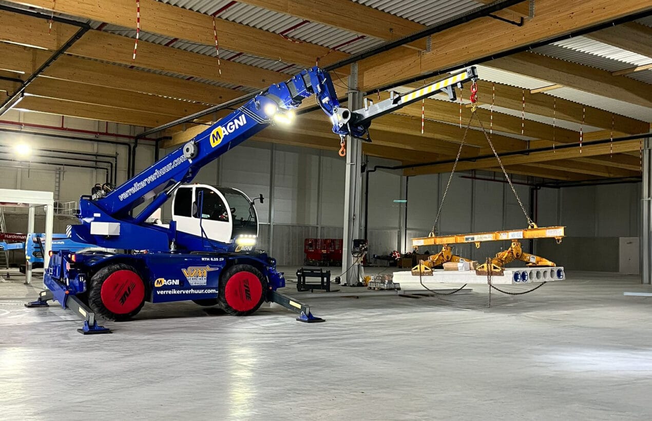 Verreiker met IVE TireSocks bandenhoezen naast een vloer met bandensporen